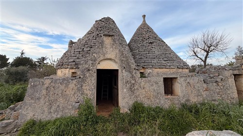 P  R  E  Z  Z  O    R  I  B  A  S  S  A  T  O  -  Corpo di 4 Trulli con 2 depositi